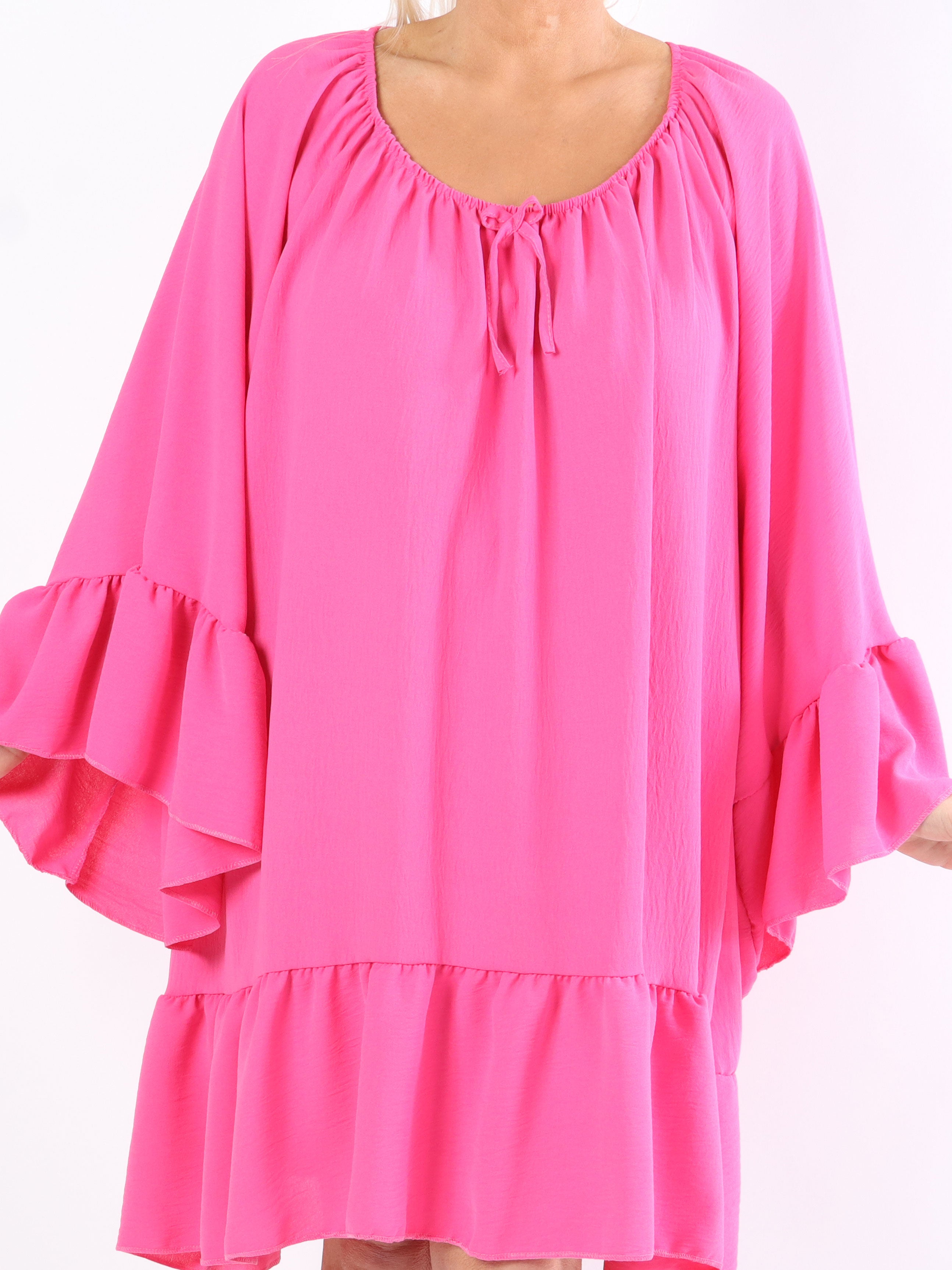 Asta - Plus size kjole med flæser og elastik i udskæringen